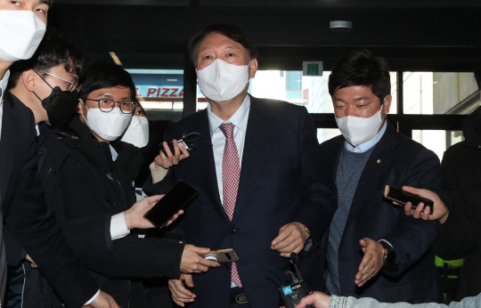 국민의힘 윤석열 대선 후보가 3일 오전 서울 여의도 당사에 들어서며 취재진의 질문을 받고 있다. <국회사진기자단>